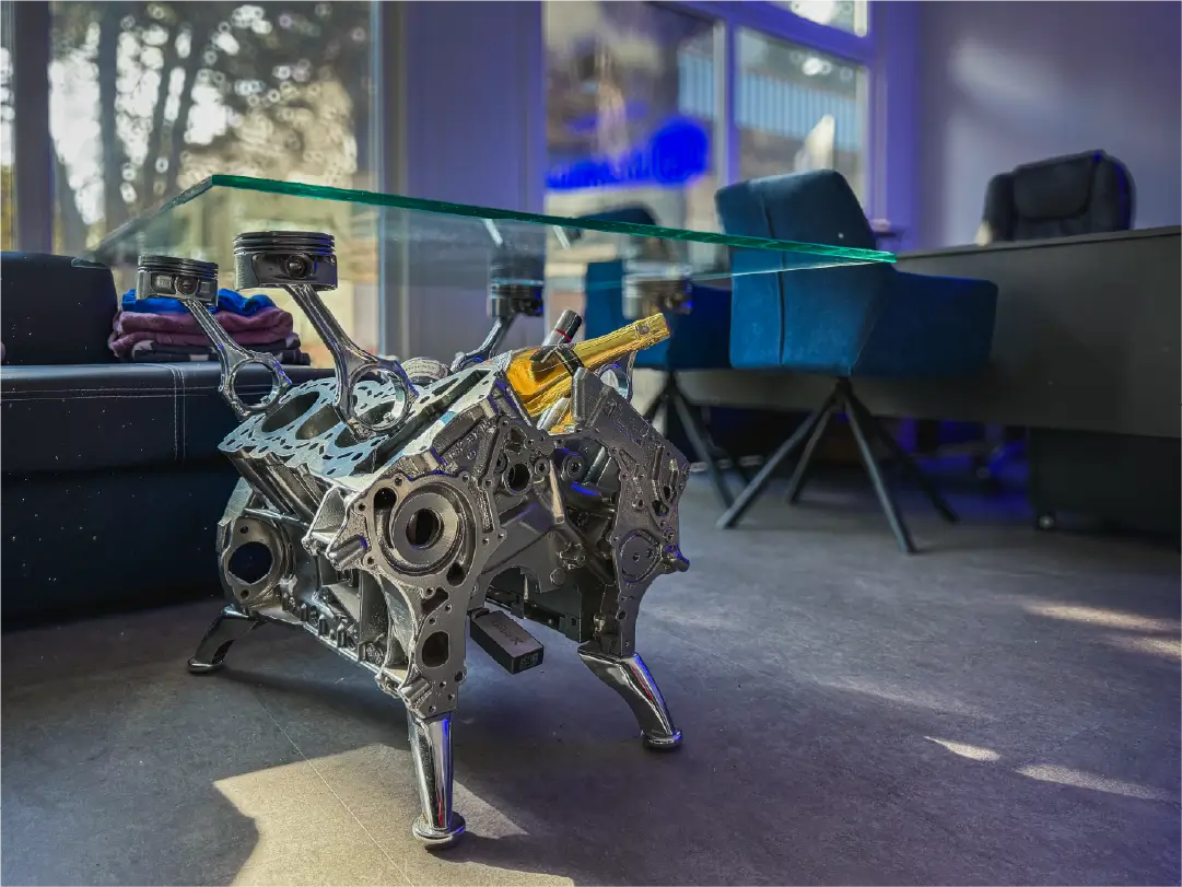 Stolík z motora v kancelárii Maxauto