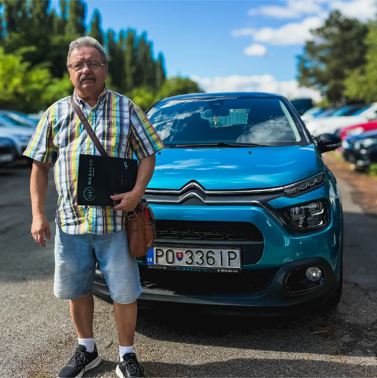 Spokojný zákazník pri svojom novom Citroëne C3