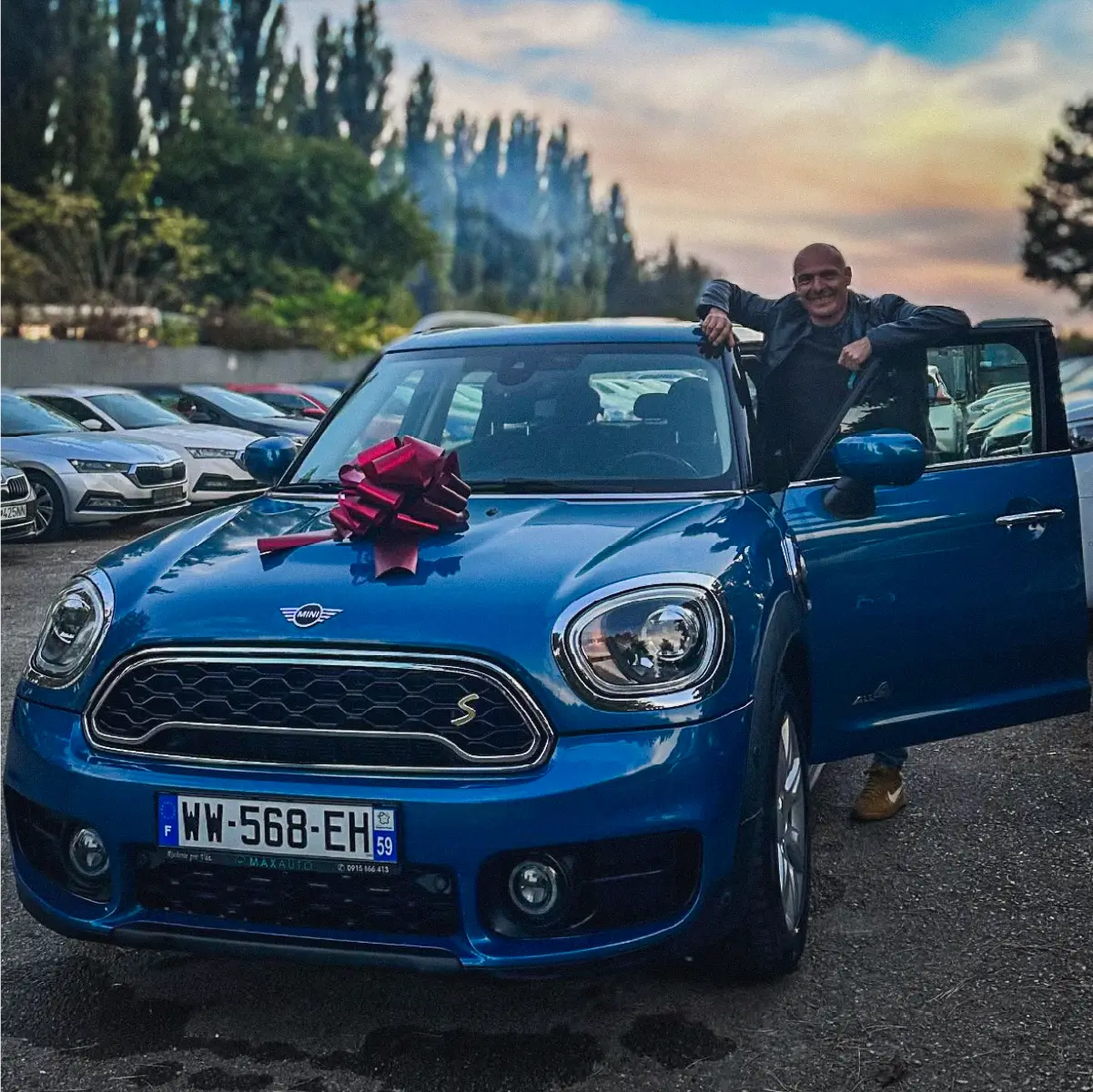 Zákazník pri svojom Mini s červenou mašľou
